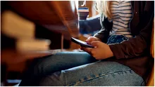 Telefoanele, interzise în sălile de clasă din întreaga țară. Unde s-a luat aceasta decizie