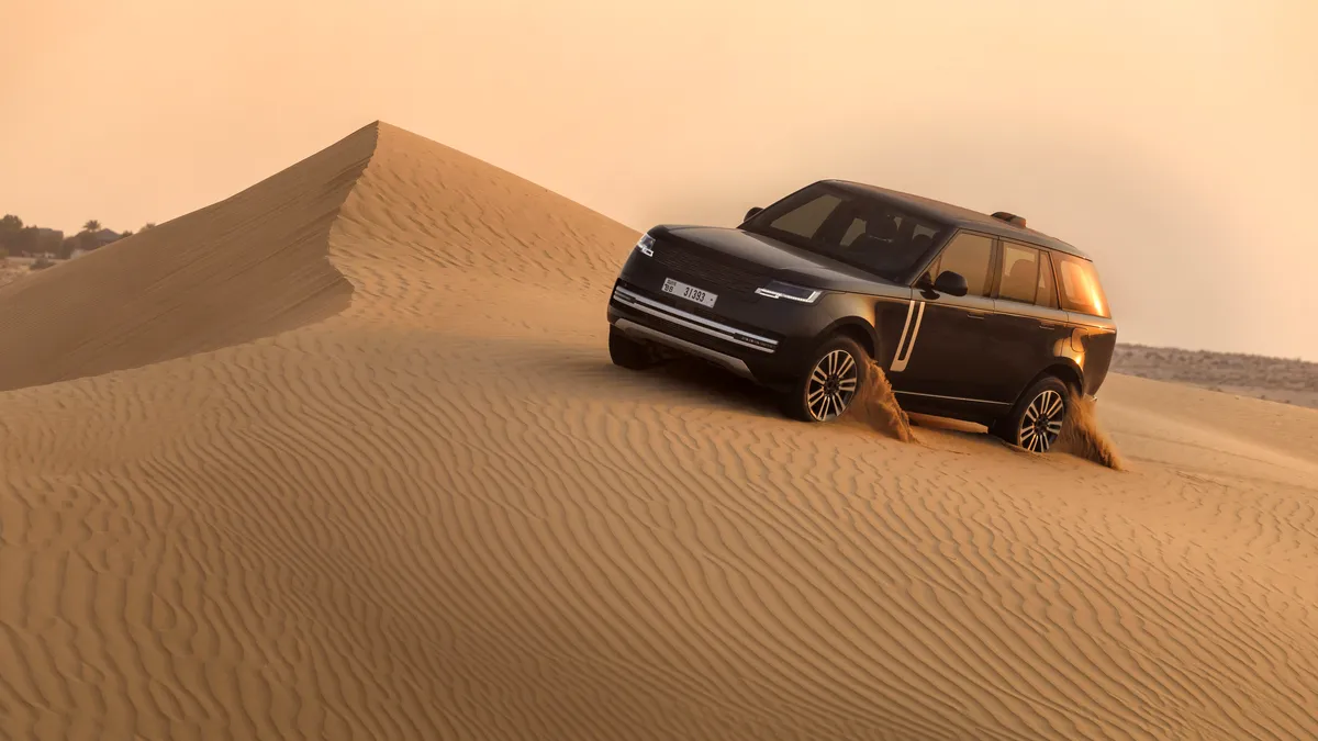 Noi imagini cu viitorul Range Rover electric. SUV-ul este testat în condiții de căldură extremă