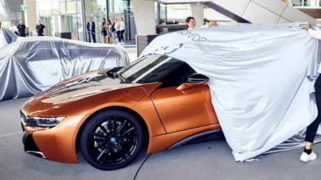 Primele 18 BMW i8 Roadster au ieşit de pe linia de asamblare