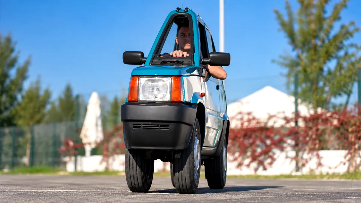 Un FIAT Panda a ajuns de la dezmembrări în Cartea Recordurilor: A fost „comprimat” în doar 50 cm, dar tot funcționează