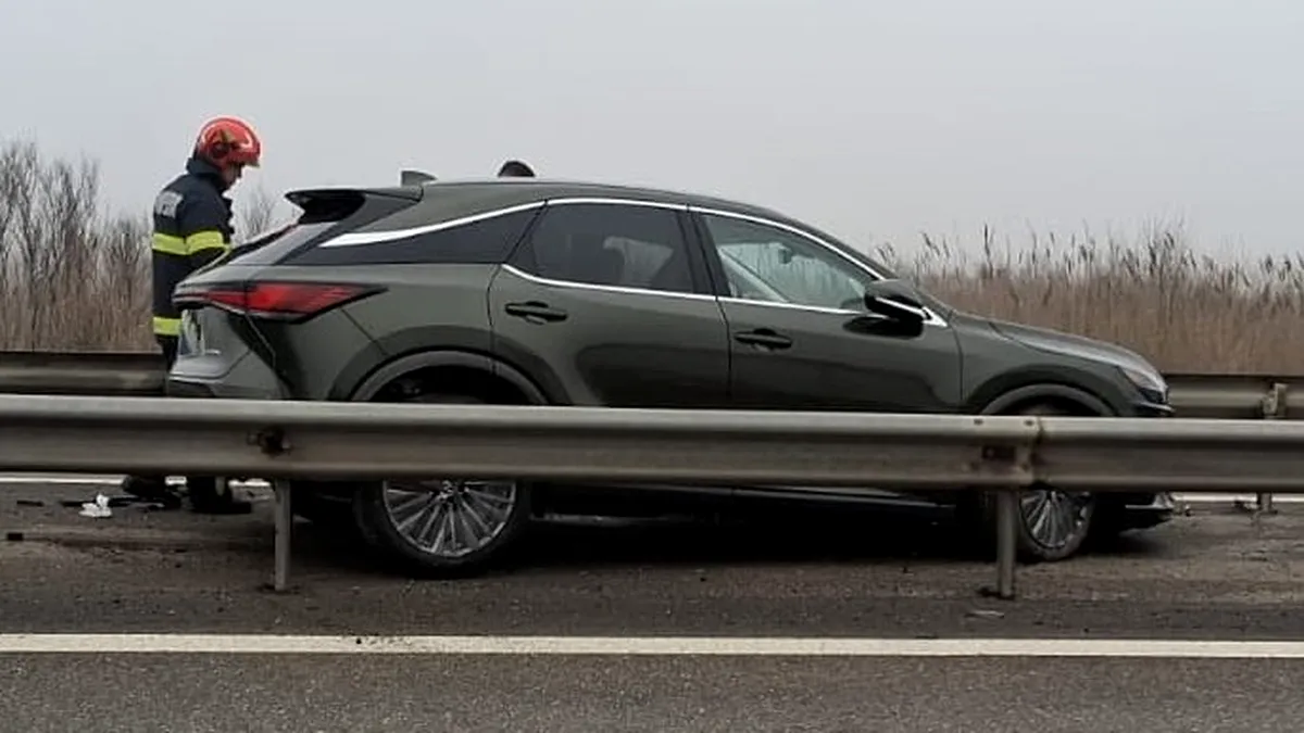 Incident neobișnuit pe Autostrada A1: mașină desprinsă de pe platformă, blocată între glisiere