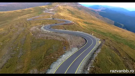 Magnific! Cum se vede din dronă cel mai înalt drum din ţară, şi unul dintre cele mai înalte din Europa. VIDEO