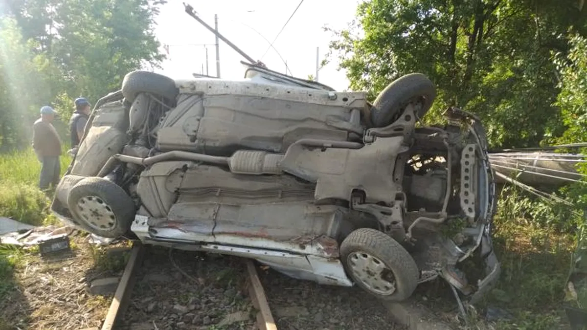 Un șofer din Arad s-a dat cu mașina peste cap, a rupt un stâlp de electricitate și s-a oprit pe liniile de tramvai - FOTO