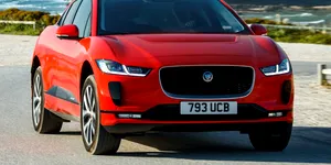 Jaguar recheamă 2.300 de SUV-uri electrice I-Pace. Bateriile se pot supraîncălzi și pot provoca incendii