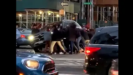 Mai mulți trecători ridică o mașină pentru a salva o femeie prinsă sub roți - VIDEO