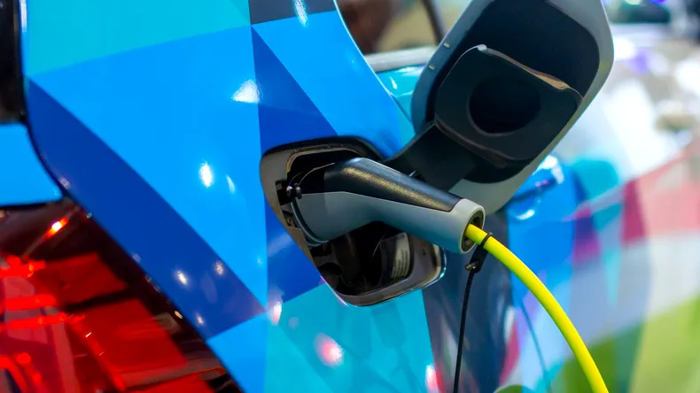 Exclusiv | Tot mai mulți români se orientează spre mașini electrice ca urmare a crizei carburanților. Expert: Este o explozie