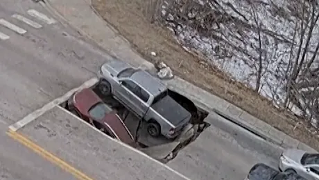 Scene incredibile surprinse în SUA! Două mașini oprite la semafor, înghițite de un crater apărut în asfalt