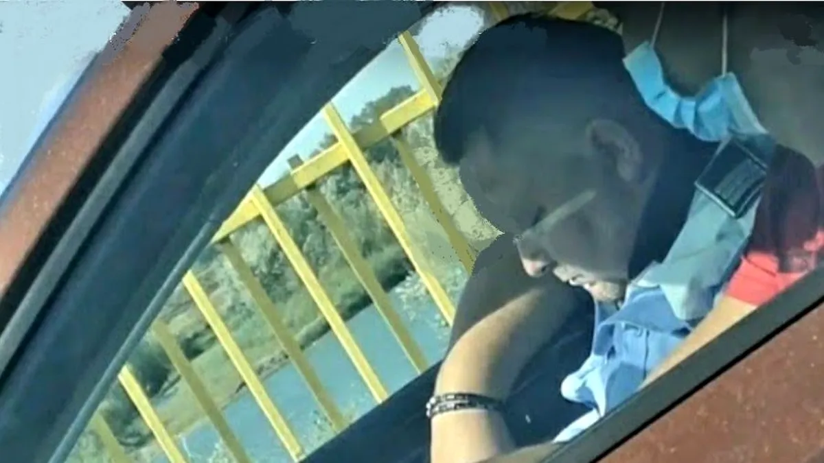 Permis auto dat în somn? Un polițist a fost filmat cum doarme la examen, în timp ce candidatul conduce