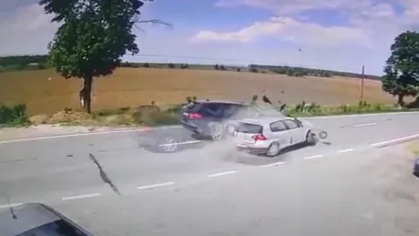 Un SUV a spulberat o altă mașină care tocmai ieșea din parcare - VIDEO