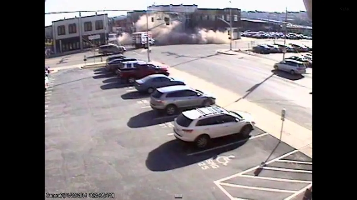Fast and really furious. Momentul în care o femeie la volan distruge o clădire întreagă cu SUV-ul ei
