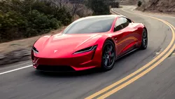 Apar noi informații despre Tesla Roadster. Va fi lansat „foarte curând”, susține designerul-șef al Tesla