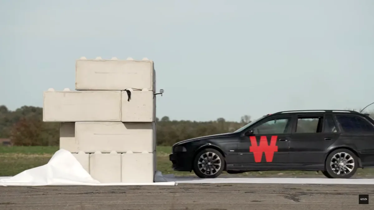 Cum arată un accident la 150 km/h. Un BMW Seria 5 se lovește de un perete de beton - VIDEO