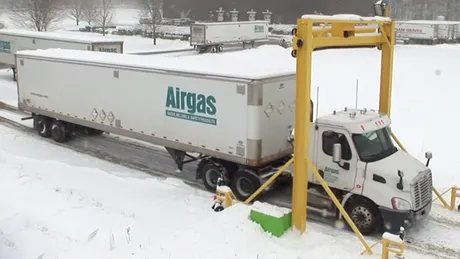 Tu cum îţi cureţi camionul de zăpadă? Invenţia asta te-ar putea ajuta. VIDEO