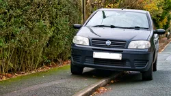 2025: E sau nu legal să parchezi mașina în fața casei altcuiva? Proprietarul, uimit de decizia Poliției