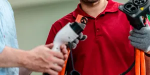 Ți-a fost furat sau avariat cablul de încărcare al mașinii electrice? Când poate interveni asigurarea auto