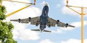 Cade avionul dacă nu punem telefonul pe „mod avion”? Explicațiile unui pilot – VIDEO