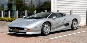 <span class='prepend'>Foto |</span> O mașină din colecția sultanului din Brunei este scoasă la vânzare: un Jaguar XJ220 cu 4.300 de kilometri la bord