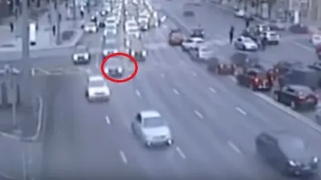Accident misterios. O maşină s-a răsturnat în mod inexplicabil, după ce a plecat de la semafor - VIDEO