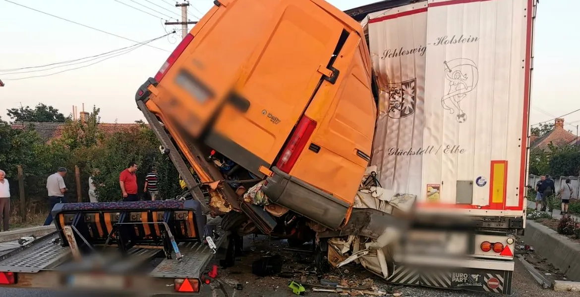 O autoutilitară în care se aflau cetăţeni bulgari s-a izbit de un camion oprit, pe DN 56, în localitatea Basarab