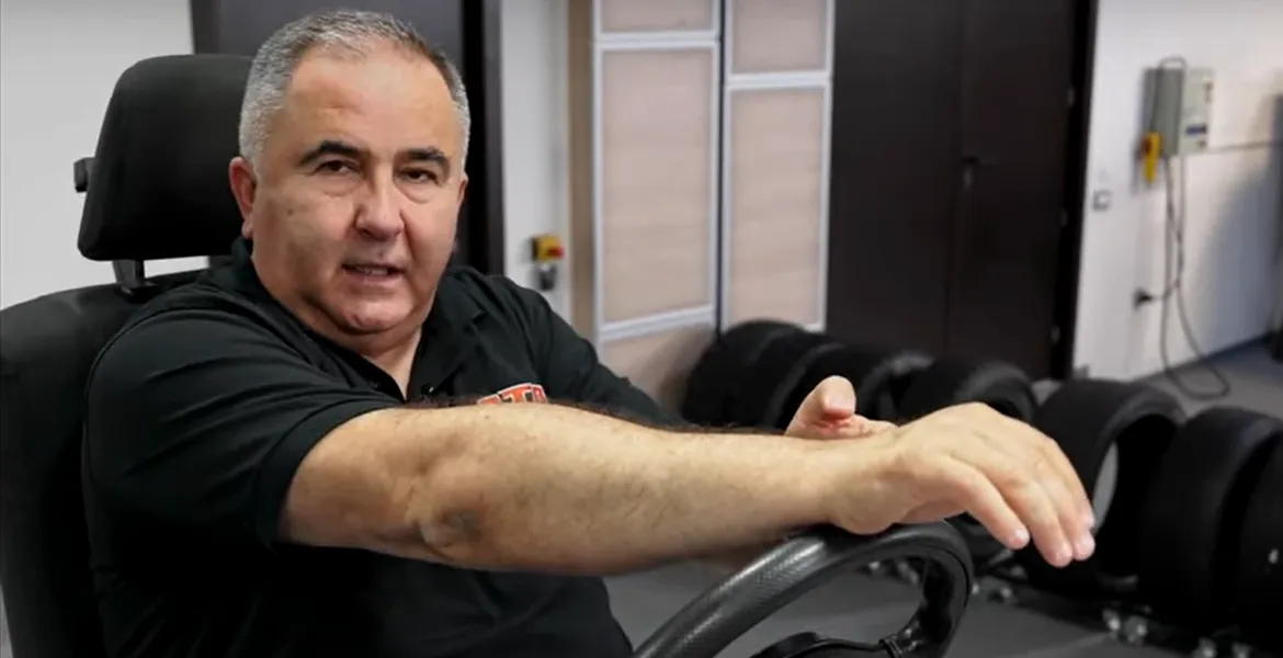Care este poziția corectă în timpul condusului? Titi Aur arată cum trebuie ținută mâna pe volan | VIDEO