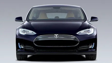 Tesla instalează primele staţii de schimbare automată a bateriilor. VIDEO