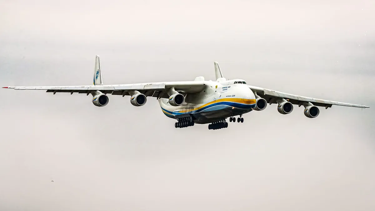 Cel mai mare avion din lume a aterizat pe Henri Coandă. GALERIE FOTO cu Antonov-225