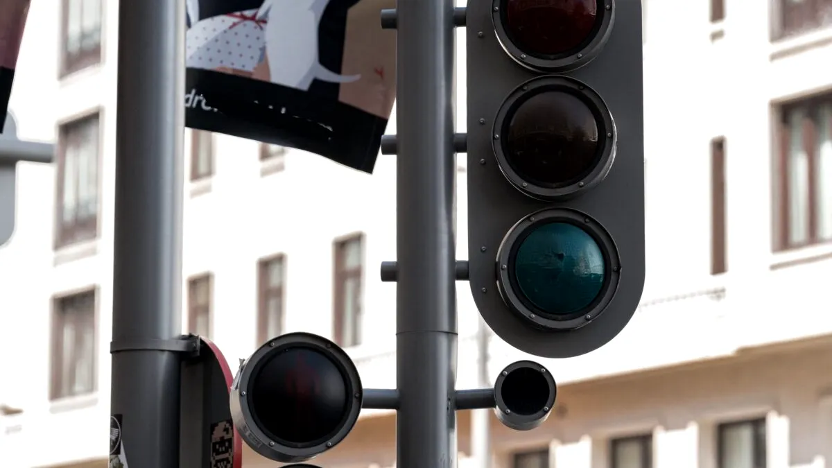 Roma ar putea deveni primul oraș din Europa care introduce semaforul cu patru culori pentru mașini autonome