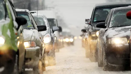 Trafic îngreunat din cauza vremii. Circulaţie închisă pe A2, pe patru drumuri naţionale şi o restricţie de tonaj