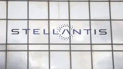Stellantis înregistrează primele sale pierderi operaționale din istorie. Tranziția lentă către EV-uri costă grupul auto 20 de miliarde de euro