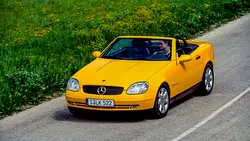 <span class='prepend'>Foto |</span> Mercedes-Benz SLK aniversează 30 de ani. A fost primul model al germanilor cu acoperiș retractabil din metal