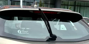 2025: Riști dosar penal dacă ridici ștergatoarele în parcare? Cum se aplică legea în aceste situații