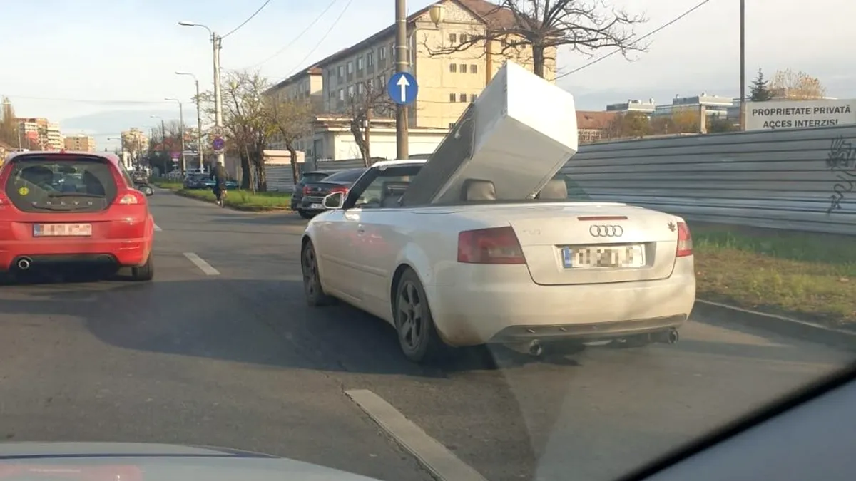 Imagini VIRALE de la Timișoara: Frigider transportat cu mașina decapotabilă