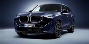 BMW XM renunță la versiunea de bază. Primește noi opțiuni de echipare și încărcare mai puternică