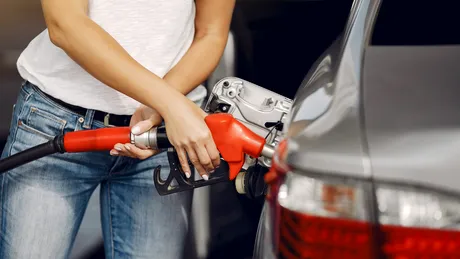 Guvernul pregătește o nouă intervenție pe piața carburanților: acciză dinamică în locul reducerii TVA, pe fondul riscurilor de aprovizionare cu motorină - surse