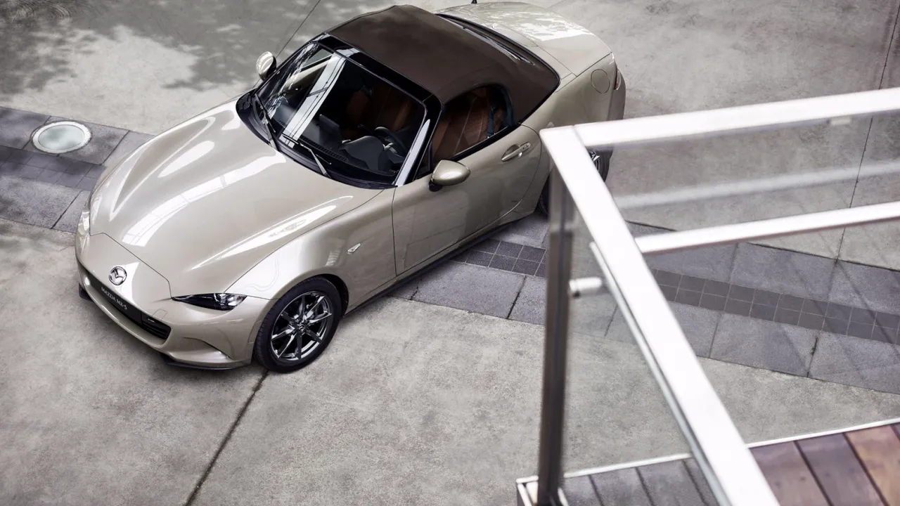 mazda-mx-5-primeste-noi-echipari-si-culori 2 