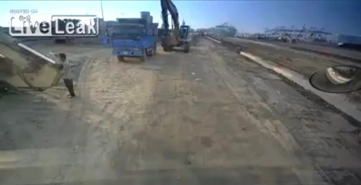 VIDEO: cum distrugi un camion cu un excavator…