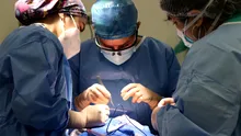 Ce au găsit chirurgii în stomacul unui bărbat care se văita de 3 zile că îl doare burta