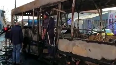 Un autobuz a luat foc la Craiova. Mai mulți călători se aflau la bord