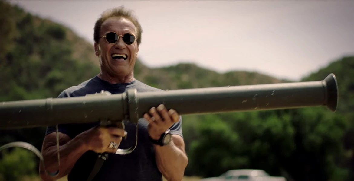 Schwarzenegger demonstrează că e „eco” aruncând maşini în aer. VIDEO