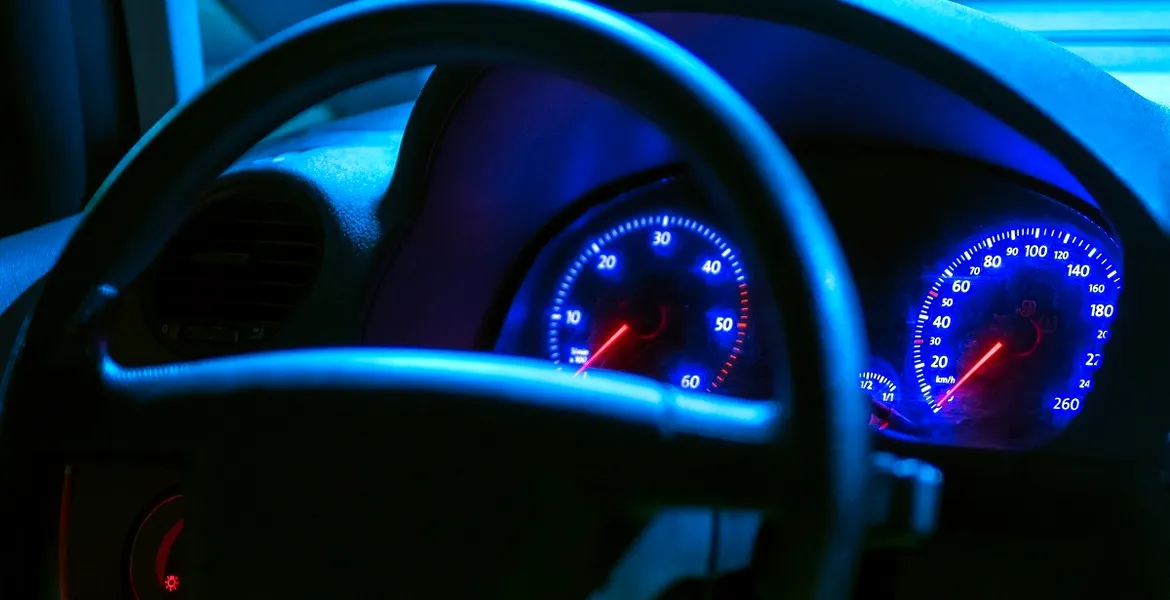 2025: De ce se aprinde martorul de ulei? Ce trebuie să faci și cum se rezolvă problema