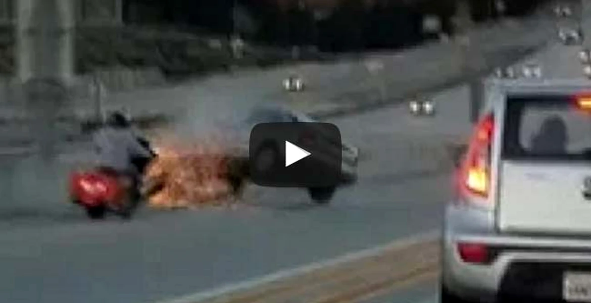 Mişcare imposibilă chiar şi în NFS. Un motociclist declanşează haosul pe autostradă cu o simplă lovitură de picior – VIDEO