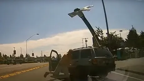 Un șofer nervos a oprit în plină stradă și a aruncat cu toporul în mașina condusă de o femeie - VIDEO