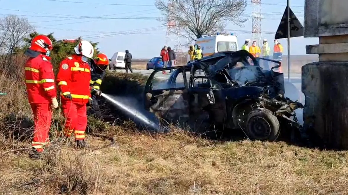 Accident cumplit la Slatina: mașina s-a făcut scrum. Video cu intervenția pompierilor