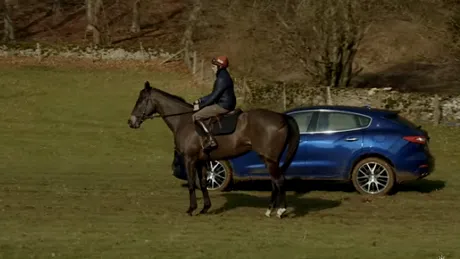 Maserati Levante vs. un cal de curse. Ca să ştim ce-i poate blana în off-road [VIDEO]