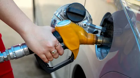 Prețul petrolului s-a prăbușit. Când va scădea prețul benzinei în România