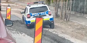 Poliția Brașov are o mașină „beton”. Imagini virale cu o autospecială de Poliție, blocată în betonul proaspăt turnat