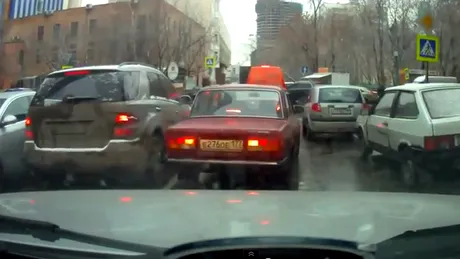 VIDEO: Cum îşi face loc prin aglomeraţie un şofer tupeist