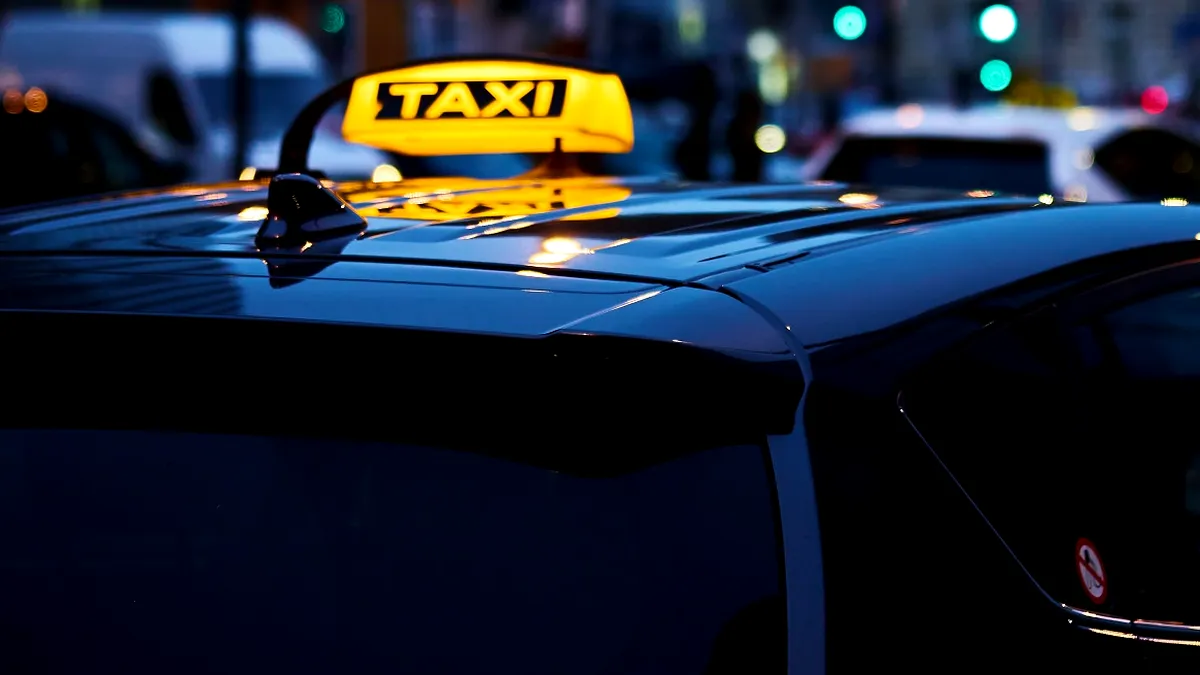 Taxi fără licență, surprins operând la aeroporturile din Capitală. Cum arată un taxi-fantomă - FOTO