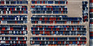 Fotografii făcute din dronă cu o parcare gigant plină cu mașini Dacia, proaspăt ieșite din fabrică