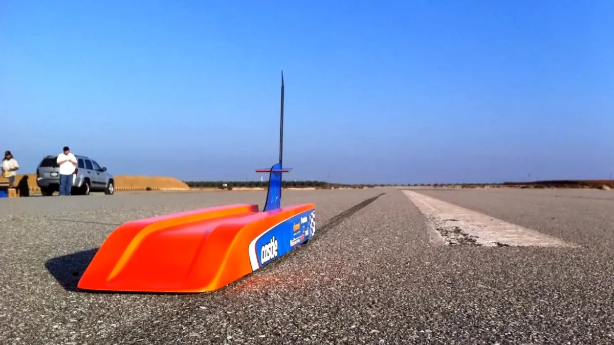 VIDEO: Maşinuţa asta cu telecomandă este o mică rachetă pe roţi